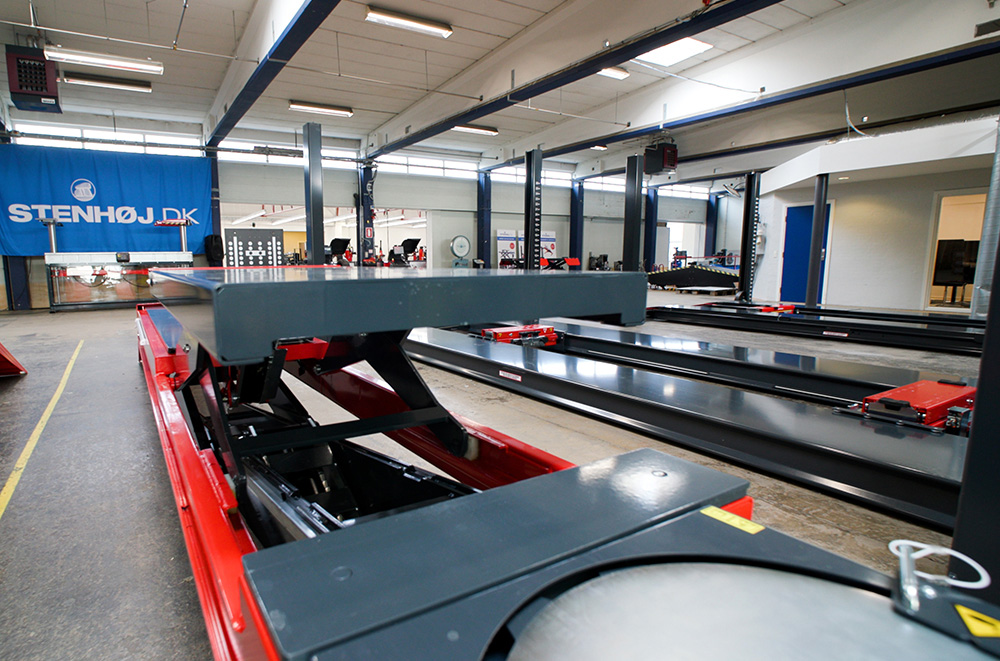 Showroom Stenhøj med autopstenhoj autolift